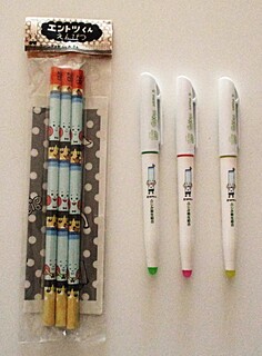 エントツくんが描かれた3本1セットのえんぴつと、持ち手部分にエントツくんがプリントされた蛍光ペン、色は緑、桃色、黄色がある
